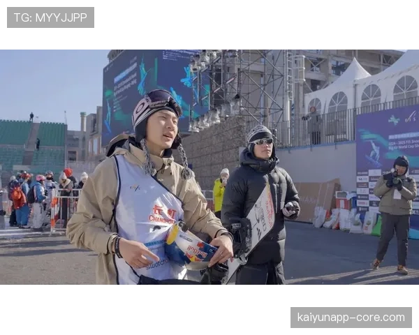 苏翊鸣训练完直接去秀场看秀,这反差谁懂啊 苏翊鸣训练完直接去秀场看秀,这反差谁懂啊